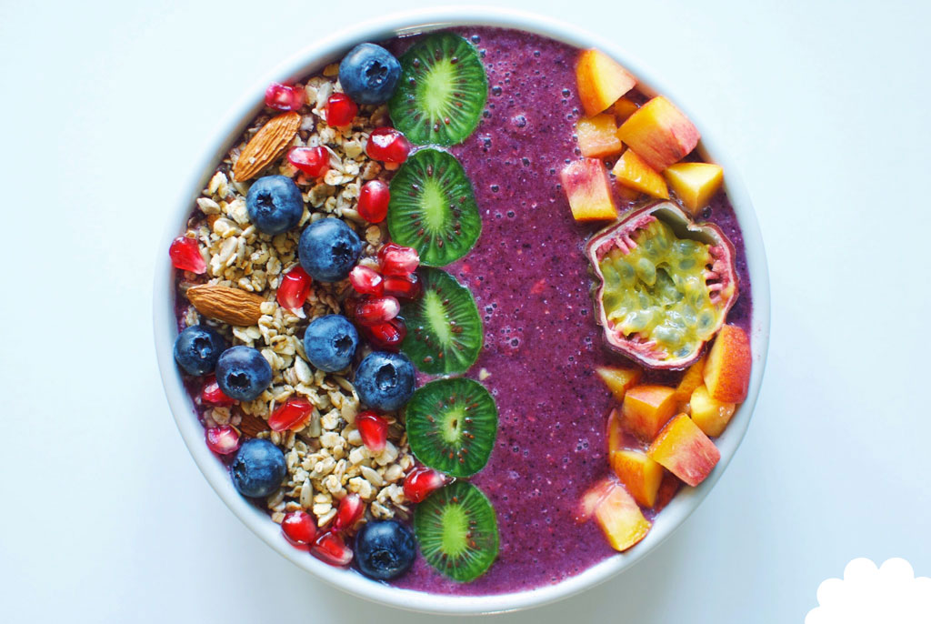 Kiwiberry acai smoothie bowl  | Munchn